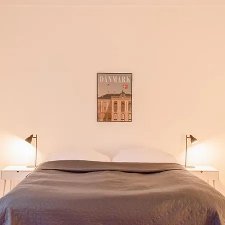 Bright And Spacious In Downtown Apartment *