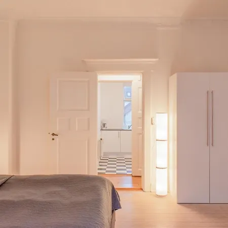 Bright And Spacious In Downtown *